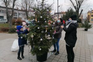 03.12.2020. Skalbmierz. Ubieranie choinek na skalbmierskim Rynku / Marta Gajda / Radio Kielce