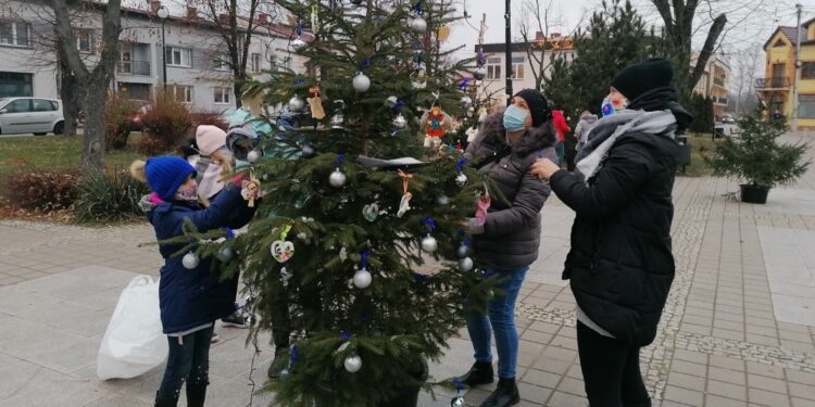 03.12.2020. Skalbmierz. Ubieranie choinek na skalbmierskim Rynku / Marta Gajda / Radio Kielce