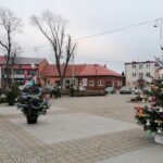 03.12.2020. Skalbmierz. Ubieranie choinek na skalbmierskim Rynku / Marta Gajda / Radio Kielce
