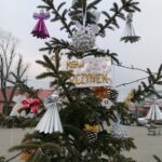 03.12.2020. Skalbmierz. Ubieranie choinek na skalbmierskim Rynku / Marta Gajda / Radio Kielce