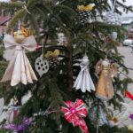 03.12.2020. Skalbmierz. Ubieranie choinek na skalbmierskim Rynku / Marta Gajda / Radio Kielce