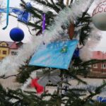 03.12.2020. Skalbmierz. Ubieranie choinek na skalbmierskim Rynku / Marta Gajda / Radio Kielce