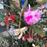 03.12.2020. Skalbmierz. Ubieranie choinek na skalbmierskim Rynku / Marta Gajda / Radio Kielce