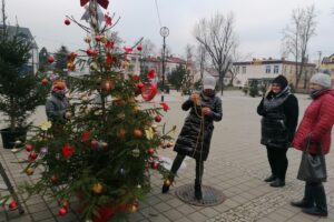 03.12.2020. Skalbmierz. Ubieranie choinek na skalbmierskim Rynku / Marta Gajda / Radio Kielce