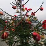 03.12.2020. Skalbmierz. Ubieranie choinek na skalbmierskim Rynku / Marta Gajda / Radio Kielce