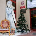 13.12.2020. Busko-Zdrój. Sanie św. Mikołaja przed Buskim Samorządowym Centrum Kultury / Marta Gajda / Radio Kielce