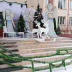 13.12.2020. Busko-Zdrój. Sanie św. Mikołaja przed Buskim Samorządowym Centrum Kultury / Marta Gajda / Radio Kielce