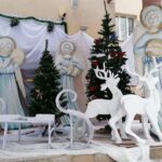 13.12.2020. Busko-Zdrój. Sanie św. Mikołaja przed Buskim Samorządowym Centrum Kultury / Marta Gajda / Radio Kielce