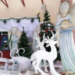 13.12.2020. Busko-Zdrój. Sanie św. Mikołaja przed Buskim Samorządowym Centrum Kultury / Marta Gajda / Radio Kielce