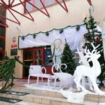 13.12.2020. Busko-Zdrój. Sanie św. Mikołaja przed Buskim Samorządowym Centrum Kultury / Marta Gajda / Radio Kielce