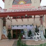 13.12.2020. Busko-Zdrój. Sanie św. Mikołaja przed Buskim Samorządowym Centrum Kultury / Marta Gajda / Radio Kielce