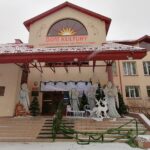 13.12.2020. Busko-Zdrój. Sanie św. Mikołaja przed Buskim Samorządowym Centrum Kultury / Marta Gajda / Radio Kielce