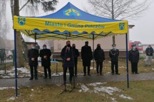 11.12.2020. Kozubów. Przekazanie nowego wozu ratowniczo-gaśniczego. Na zdjęciu (przemawia): minister Michał Cieślak / Marta Gajda / Radio Kielce