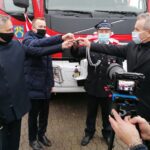11.12.2020. Kozubów. Przekazanie nowego wozu ratowniczo-gaśniczego. Na zdjęciu (od lewej): Zbigniew Koniusz - wojewoda świętokrzyski, minister Michał Cieślak, Piotr Smogór - prezes OSP Kozubów, Włodzimierz Badurak - burmistrz Pińczowa / Marta Gajda / Radio Kielce