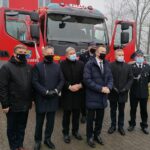 11.12.2020. Kozubów. Przekazanie nowego wozu ratowniczo-gaśniczego. Na zdjęciu (od lewej); Andrzej Pruś - przewodniczący sejmiku województwa świętokrzyskiego, Zbigniew Koniusz - wojewoda świętorzyski, Maciej Gawin - radny sejmiku województwa świętokrzyskiego, Jarosław Huk - zastępca komendanta powiatowego PSP w Pińczowie, minister Michał Cieślak, Włodzimierz Badurak - burmistrz Pińczowa i Piotr Smogór - prezes OSP Kozubów / Marta Gajda / Radio Kielce