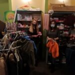 28.12.2020 Skalbmierz. „Pełna szafa”. Na zdjęciu (od lewej): Anna Surówka - PCK, Sylwia Sobala – wolontariuszka, Monika Kaleta – prezes Fundacji „Dajemy wybór”, Karolina Bednarek-Basiak – KGW „Skalbmierskie Babeczki” / Marta Gajda / Radio Kielce