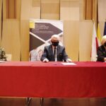 15.12.2020. Kielce. Podpisanie umów na dofinansowanie projektów dotyczących rozwijania edukacji. przedszkolnej. Na zdjęciu: Joanna Serafin- Sieczka - dyrektor szkoły w Jagodnem, Andrzej Bętkowski - marszałek województwa świętokrzyskiego, Renata Janik - wiceprzewodnicząca województwa świętokrzyskiego / Jarosław Kubalski / Radio Kielce