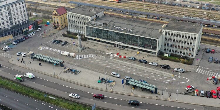 15.12.2020 Kielce. Plac Niepodległości. Dworzec kolejowy / Jarosław Kubalski / Radio Kielce