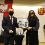 21.12.2020 Kielce. Wojewoda świętokrzyski Zbigniew Koniusz i laureaci konkursu „To właśnie Wolność" / Jarosław Kubalski / Radio Kielce