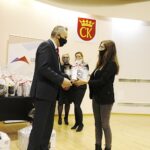 21.12.2020 Kielce. Wojewoda świętokrzyski Zbigniew Koniusz i laureaci konkursu „To właśnie Wolność" / Jarosław Kubalski / Radio Kielce