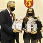 21.12.2020 Kielce. Wojewoda świętokrzyski Zbigniew Koniusz i laureaci konkursu „To właśnie Wolność" / Jarosław Kubalski / Radio Kielce