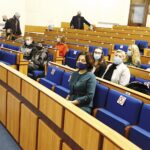 21.12.2020 Kielce. Wojewoda świętokrzyski Zbigniew Koniusz i laureaci konkursu „To właśnie Wolność" / Jarosław Kubalski / Radio Kielce