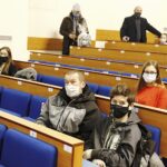 21.12.2020 Kielce. Wojewoda świętokrzyski Zbigniew Koniusz i laureaci konkursu „To właśnie Wolność" / Jarosław Kubalski / Radio Kielce