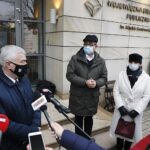 21.12.2020. Kielce. Otwarcie bibliomatu przy Wojewódzkiej Bibliotece Publicznej w Kielcach. Na zdjęciu (od lewej): Andrzej Bętkowski - marszałek województwa świętokrzyskiego, Andrzej Dąbrowski - dyrektor Wojewódzkiej Biblioteki Publicznej w Kielcach i Magdalena Kusztal - dyrektor Departamentu Kultury i Dziedzictwa Narodowego Urzędu Marszałkowskiego Województwa Świętokrzyskiego / Jarosław Kubalski / Radio Kielce