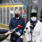 21.12.2020. Kielce. Otwarcie bibliomatu przy Wojewódzkiej Bibliotece Publicznej w Kielcach. Na zdjęciu (od lewej): Andrzej Bętkowski - marszałek województwa świętokrzyskiego i Magdalena Kusztal - dyrektor Departamentu Kultury i Dziedzictwa Narodowego Urzędu Marszałkowskiego Województwa Świętokrzyskiego / Jarosław Kubalski / Radio Kielce