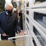 21.12.2020. Kielce. Otwarcie bibliomatu przy Wojewódzkiej Bibliotece Publicznej w Kielcach. Na zdjęciu: Andrzej Bętkowski - marszałek województwa świętokrzyskiego / Jarosław Kubalski / Radio Kielce