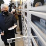 21.12.2020. Kielce. Otwarcie bibliomatu przy Wojewódzkiej Bibliotece Publicznej w Kielcach. Na zdjęciu: Andrzej Bętkowski - marszałek województwa świętokrzyskiego / Jarosław Kubalski / Radio Kielce