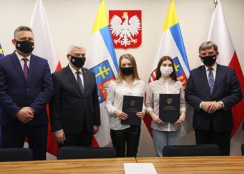 07.12.2020. Kielce. Tomasz Jamka - członek zarządu województwa świętokrzyskiego, Anna Prokopienko – stypendystka, Anastasiia Zaholdna – stypendystka, Andrzej Bętkowski - marszałek województwa. Andrzej Pruś - przewodniczący sejmiku województwa świętokrzyskiego. / www.swietokrzyskie.pro