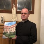 12.12.2020 Sandomierz. Najnowszy album dotyczący Seminarium Duchownego w Sandomierzu.  Na zdjęciu ksiądz Rafał Kułaga - rektor WSD w Sandomierzu / Grażyna Szlęzak-Wójcik / Radio Kielce