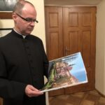 12.12.2020 Sandomierz. Najnowszy album dotyczący Seminarium Duchownego w Sandomierzu.  Na zdjęciu ksiądz Rafał Kułaga - rektor WSD w Sandomierzu / Grażyna Szlęzak-Wójcik / Radio Kielce