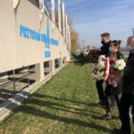 05.12.2020 Sandomierz. 153 rocznica urodzin Józefa Piłsudskiego. Na zdjęciu (od lewej): Marcin Marzec - burmistrz Sandomierza, Anna Szewczyk - kierownik wydziału  promocji w Starostwie Powiatowym w Sandomierzu i Tomasz Huk  - przewodniczący rady powiatu / Grażyna Szlęzak-Wójcik / Radio Kielce