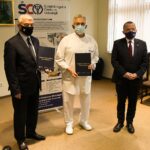 16.12.2020. Kielce. Podpisanie umowy ws. termomodernizacji budynków Świętokrzyskiego Centrum Onkologii w Kielcach. Na zdjęciu (od lewej): Andrzej Bętkowski - marszałek województwa świętokrzyskiego, Stanisław Góźdź - dyrektor Świętokrzyskiego Centrum Onkologii, Marek Bogusławski - wicemarszałek województwa świętokrzyskiego / Urząd Marszałkowski Województwa Świętokrzyskiego