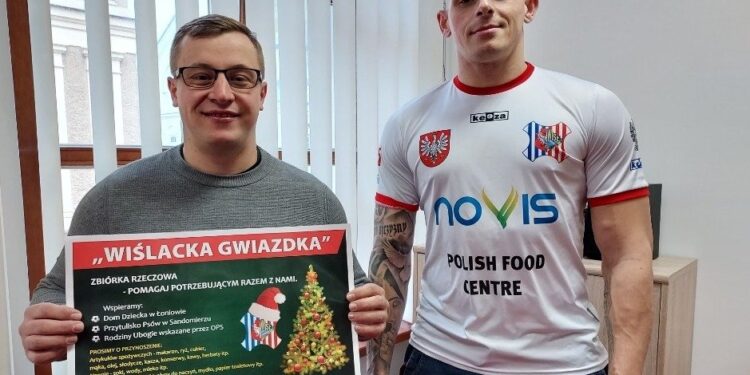 12.12.2020. Sandomierz. Akcja "Wiślacka Gwiazdka". Na zdjęciu (od lewej): Kamil Sobowiec i Patryk Konopka - kibice klubu piłkarskiego SKS Wisła Sandomierz / Grażyna-Szlęzak-Wójcik / Radio Kielce