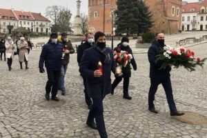 13.12.2020. Sandomierz. Obchody 39. rocznicy wprowadzenia stanu wojennego w Polsce. Na zdjęciu (pierwszy z prawej): Marek Kwitek - poseł PiS / Grażyna-Szlęzak-Wójcik / Radio Kielce