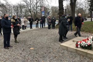 13.12.2020. Sandomierz. Obchody 39. rocznicy wprowadzenia stanu wojennego w Polsce. Na zdjęciu (pierwszy z lewej): Marek Kwitek - poseł PiS / Grażyna-Szlęzak-Wójcik / Radio Kielce