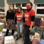 13.12.2020 Sandomierz. Akcja „Szlachetna Paczka”. Na zdjęciu od lewej: wolontariuszka Ewa Dzwonkowska, Wiktora Kępa - liderka Szlachetnej Paczki w Sandomierzu, Anna Augustyńska-Biłek - wolontariuszka / Grażyna Szlęzak-Wójcik / Radio Kielce