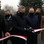 14.12.2020. Dwikozy. Oficjalne oddanie przebudowanej drogi w Dwikozach na ul. Nadwiślańskiej. Na zdjęciu od lewej: Marcin Piwnik - starosta sandomierski, Piotr Martyniak - dyrektor Zarządu Dróg Powiatowych, Zbigniew Koniusz - wojewoda świętokrzyski Marek Kwitek - poseł PiS, radni powiatu sandomierskiego: Waldemar Maruszak i Iwona Korczyńska- Sapielak / Grażyna Szlęzak-Wójcik / Radio Kielce