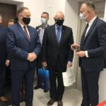 16.12.2020. Wilczyce. Otwarcie klubu seniora. Na zdjęciu (od lewej):  Ryszard Roźmiej - przewodniczący rady gminy w Wilczycach, Marek Kwitek - poseł PiS, Marek Jońca - członek zarządu województwa świętokrzyskiego, Robert Paluch - wójt gminy Wilczyce / Grażyna-Szlęzak-Wójcik / Radio Kielce