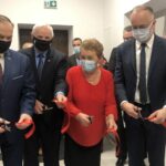 16.12.2020. Wilczyce. Otwarcie klubu seniora. Na zdjęciu (od lewej): Marek Kwitek - poseł PiS, Marek Jońca - członek zarządu województwa świętokrzyskiego, Maria Żyła - członkini klubu seniora, Robert Paluch - wójt gminy Wilczyce / Grażyna-Szlęzak-Wójcik / Radio Kielce