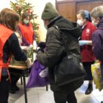 17.12.2020 Sandomierz. Caritas rozpoczęła wydawanie darów żywnościowych na święta / Grażyna Szlęzak-Wójcik / Radio Kielce