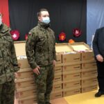 18.12.2020 Sandomierz. Terytorialsi oraz Caritas włączają się w ogólnopolską akcję pn. „Paczka dla bohatera”. Na zdjęciu (od lewej): Damian Kabałą i Krzysztof Zimnicki - 102. batalion lekkiej piechoty WOT oraz ks. Bogusław Pitucha - dyrektor Caritas Diecezji Sandomierskiej / Grażyna Szlęzak-Wójcik / Radio Kielce