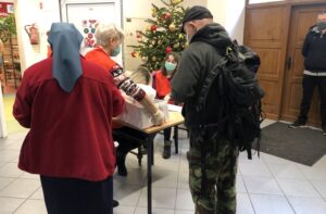 17.12.2020 Sandomierz. Caritas rozpoczęła wydawanie darów żywnościowych na święta / Grażyna Szlęzak-Wójcik / Radio Kielce