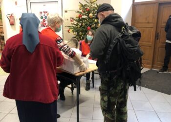 17.12.2020 Sandomierz. Caritas rozpoczęła wydawanie darów żywnościowych na święta / Grażyna Szlęzak-Wójcik / Radio Kielce