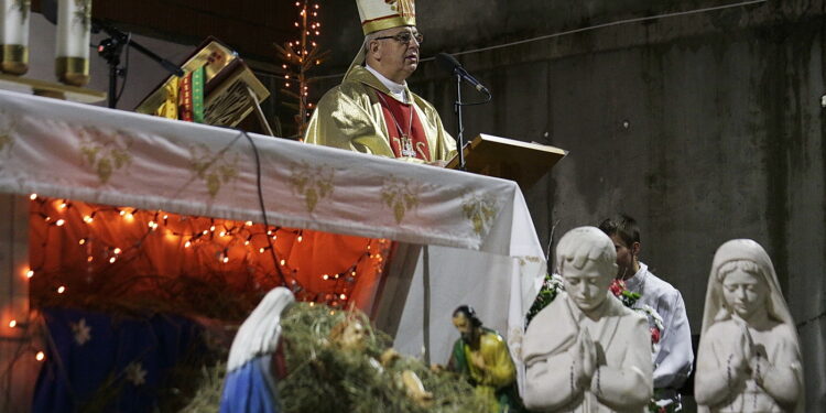 25.12.2017 Kielce. Jan Piotrowski celebrował Pasterkę w budującym się kościele świętej Hiacynty i Franciszka w Kielcach / Jarosław Kubalski / Radio Kielce