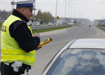 22.04.2019 Bilcza. Policja kontroluje pojazdy. Alkomat / Jarosław Kubalski / Radio Kielce