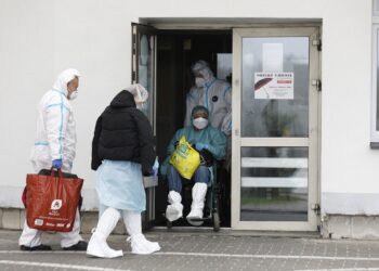 16.10.2020 Starachowice. Szpital. Koronawirus. Pogotowie / Jarosław Kubalski / Radio Kielce